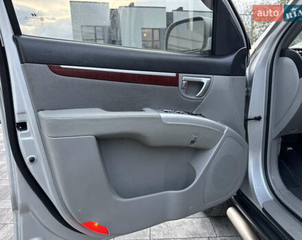 Сірий Хендай Санта Фе, об'ємом двигуна 2.7 л та пробігом 167 тис. км за 7850 $, фото 48 на Automoto.ua