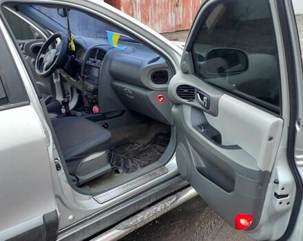 Серый Хендай Санта Фе, объемом двигателя 2 л и пробегом 200 тыс. км за 7650 $, фото 7 на Automoto.ua