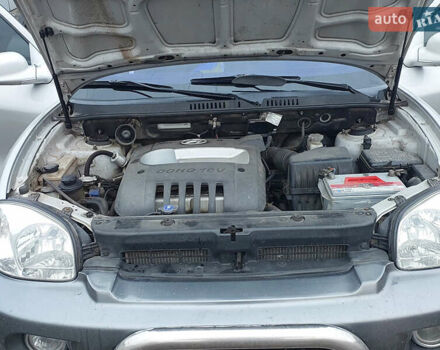 Серый Хендай Санта Фе, объемом двигателя 2 л и пробегом 200 тыс. км за 7650 $, фото 13 на Automoto.ua