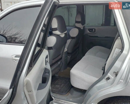 Серый Хендай Санта Фе, объемом двигателя 2 л и пробегом 200 тыс. км за 7650 $, фото 6 на Automoto.ua