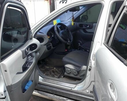 Серый Хендай Санта Фе, объемом двигателя 2 л и пробегом 200 тыс. км за 7650 $, фото 6 на Automoto.ua