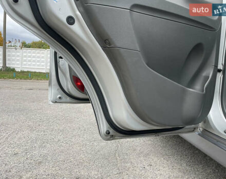 Сірий Хендай Санта Фе, об'ємом двигуна 2.35 л та пробігом 129 тис. км за 7000 $, фото 7 на Automoto.ua