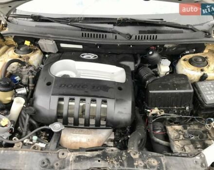 Серый Хендай Санта Фе, объемом двигателя 2 л и пробегом 170 тыс. км за 2500 $, фото 6 на Automoto.ua