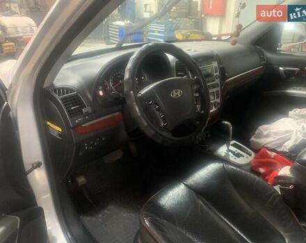 Серый Хендай Санта Фе, объемом двигателя 2.2 л и пробегом 386 тыс. км за 10000 $, фото 7 на Automoto.ua