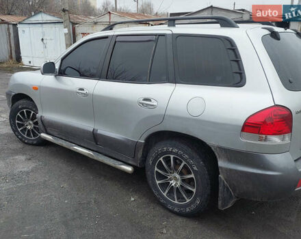 Серый Хендай Санта Фе, объемом двигателя 2 л и пробегом 200 тыс. км за 7650 $, фото 3 на Automoto.ua