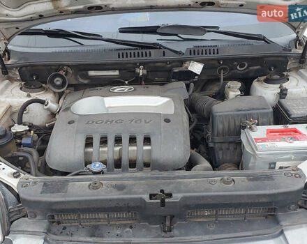 Серый Хендай Санта Фе, объемом двигателя 2 л и пробегом 200 тыс. км за 7650 $, фото 12 на Automoto.ua