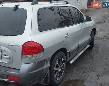 Серый Хендай Санта Фе, объемом двигателя 2 л и пробегом 200 тыс. км за 7650 $, фото 4 на Automoto.ua