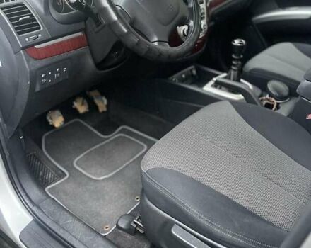 Серый Хендай Санта Фе, объемом двигателя 2.19 л и пробегом 285 тыс. км за 8700 $, фото 12 на Automoto.ua