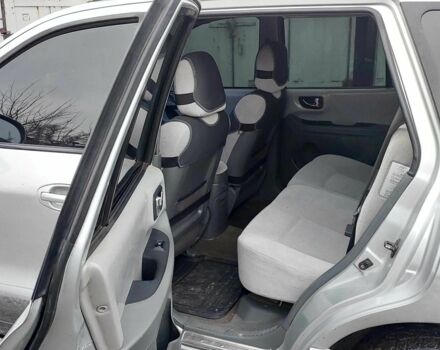 Серый Хендай Санта Фе, объемом двигателя 2 л и пробегом 200 тыс. км за 7650 $, фото 5 на Automoto.ua