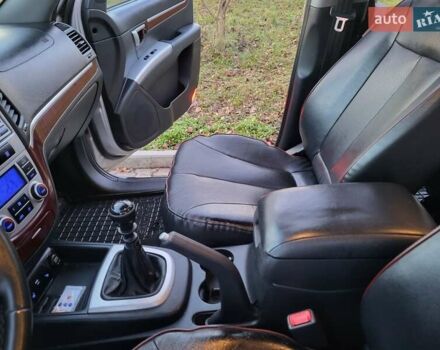 Серый Хендай Санта Фе, объемом двигателя 2.19 л и пробегом 302 тыс. км за 9990 $, фото 120 на Automoto.ua