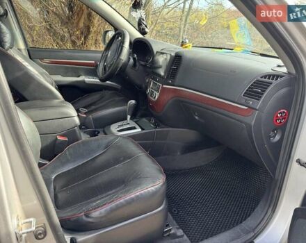 Серый Хендай Санта Фе, объемом двигателя 2.2 л и пробегом 232 тыс. км за 10500 $, фото 15 на Automoto.ua