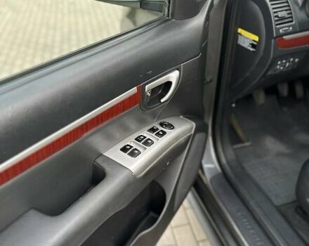 Серый Хендай Санта Фе, объемом двигателя 2.19 л и пробегом 286 тыс. км за 9000 $, фото 9 на Automoto.ua