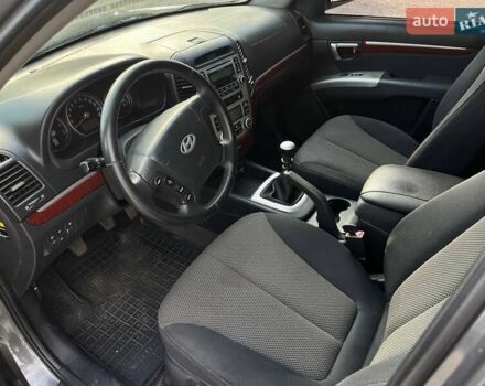 Серый Хендай Санта Фе, объемом двигателя 2.2 л и пробегом 313 тыс. км за 9700 $, фото 6 на Automoto.ua