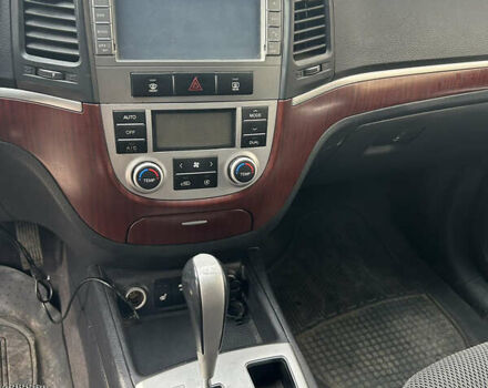 Серый Хендай Санта Фе, объемом двигателя 2.19 л и пробегом 249 тыс. км за 8300 $, фото 12 на Automoto.ua