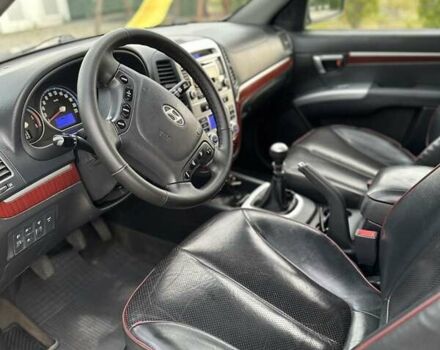 Серый Хендай Санта Фе, объемом двигателя 2.19 л и пробегом 286 тыс. км за 9000 $, фото 6 на Automoto.ua