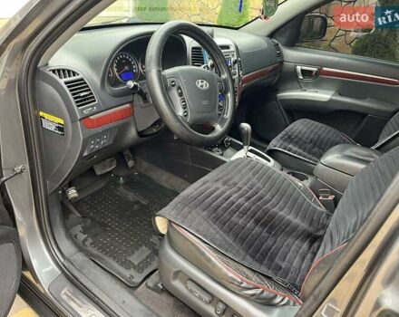 Серый Хендай Санта Фе, объемом двигателя 2.19 л и пробегом 320 тыс. км за 10300 $, фото 11 на Automoto.ua