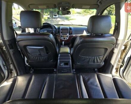 Серый Хендай Санта Фе, объемом двигателя 2.2 л и пробегом 294 тыс. км за 8400 $, фото 16 на Automoto.ua