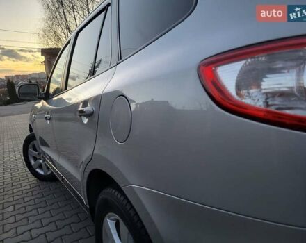 Серый Хендай Санта Фе, объемом двигателя 2.19 л и пробегом 302 тыс. км за 9990 $, фото 11 на Automoto.ua