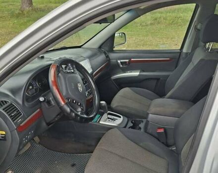 Серый Хендай Санта Фе, объемом двигателя 2.19 л и пробегом 260 тыс. км за 10700 $, фото 6 на Automoto.ua