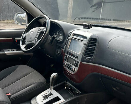 Серый Хендай Санта Фе, объемом двигателя 2.19 л и пробегом 249 тыс. км за 8300 $, фото 7 на Automoto.ua