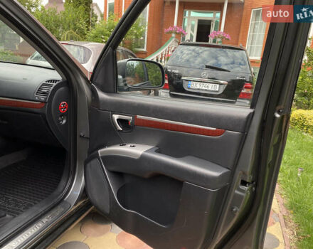 Серый Хендай Санта Фе, объемом двигателя 2.2 л и пробегом 150 тыс. км за 11000 $, фото 27 на Automoto.ua