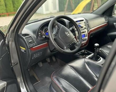 Серый Хендай Санта Фе, объемом двигателя 2.19 л и пробегом 286 тыс. км за 9000 $, фото 5 на Automoto.ua