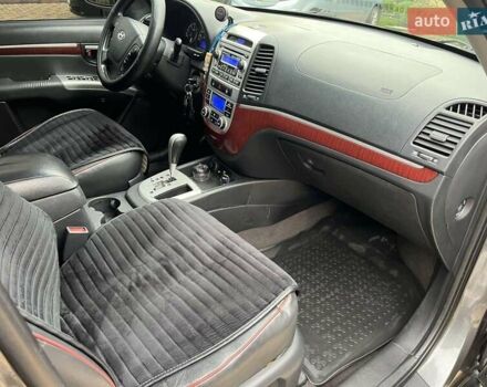 Серый Хендай Санта Фе, объемом двигателя 2.19 л и пробегом 320 тыс. км за 10300 $, фото 7 на Automoto.ua