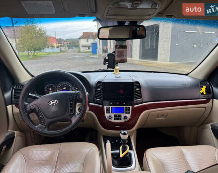 Серый Хендай Санта Фе, объемом двигателя 2.19 л и пробегом 265 тыс. км за 9900 $, фото 6 на Automoto.ua