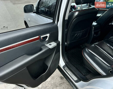 Серый Хендай Санта Фе, объемом двигателя 2.19 л и пробегом 228 тыс. км за 10500 $, фото 18 на Automoto.ua