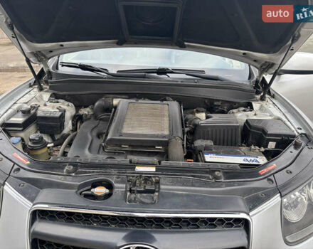 Серый Хендай Санта Фе, объемом двигателя 2.19 л и пробегом 170 тыс. км за 10500 $, фото 18 на Automoto.ua