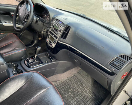 Серый Хендай Санта Фе, объемом двигателя 2.7 л и пробегом 212 тыс. км за 9200 $, фото 7 на Automoto.ua