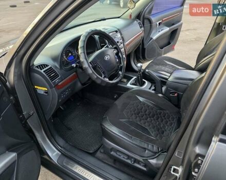 Серый Хендай Санта Фе, объемом двигателя 2.2 л и пробегом 319 тыс. км за 9777 $, фото 24 на Automoto.ua