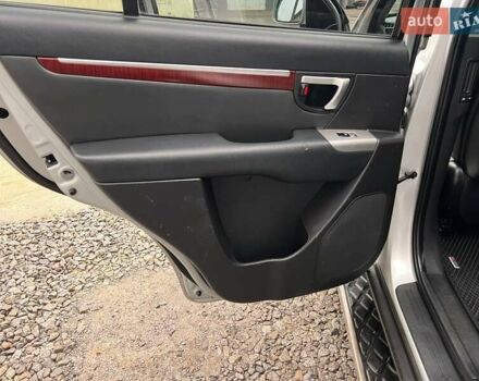 Серый Хендай Санта Фе, объемом двигателя 2.19 л и пробегом 280 тыс. км за 9500 $, фото 9 на Automoto.ua