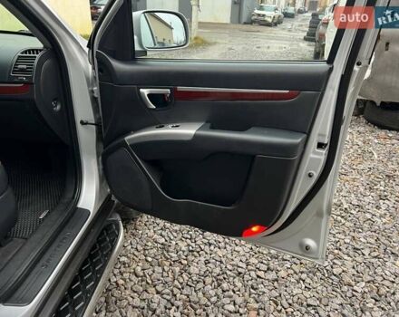 Серый Хендай Санта Фе, объемом двигателя 2.19 л и пробегом 280 тыс. км за 9500 $, фото 2 на Automoto.ua