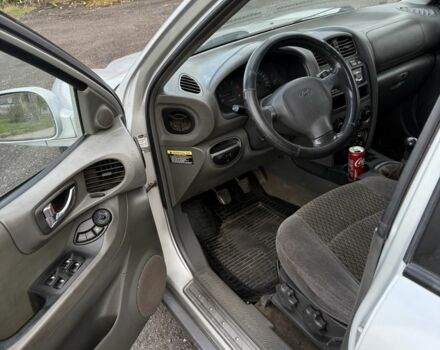 Серый Хендай Санта Фе, объемом двигателя 2 л и пробегом 200 тыс. км за 3000 $, фото 7 на Automoto.ua