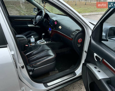 Серый Хендай Санта Фе, объемом двигателя 2.19 л и пробегом 228 тыс. км за 10500 $, фото 6 на Automoto.ua