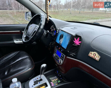 Серый Хендай Санта Фе, объемом двигателя 2.19 л и пробегом 228 тыс. км за 10500 $, фото 8 на Automoto.ua