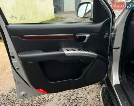 Серый Хендай Санта Фе, объемом двигателя 2.19 л и пробегом 280 тыс. км за 9500 $, фото 11 на Automoto.ua