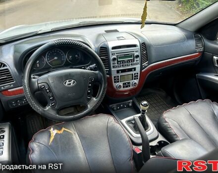 Серый Хендай Санта Фе, объемом двигателя 2.2 л и пробегом 300 тыс. км за 4600 $, фото 5 на Automoto.ua