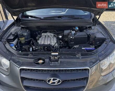 Сірий Хендай Санта Фе, об'ємом двигуна 2.7 л та пробігом 267 тис. км за 8900 $, фото 22 на Automoto.ua