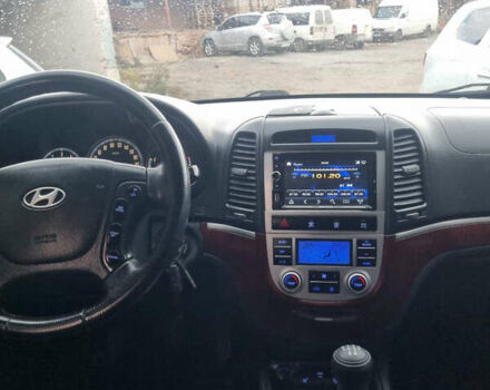 Серый Хендай Санта Фе, объемом двигателя 2.2 л и пробегом 255 тыс. км за 10500 $, фото 7 на Automoto.ua