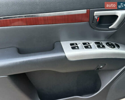 Серый Хендай Санта Фе, объемом двигателя 2.66 л и пробегом 170 тыс. км за 10300 $, фото 8 на Automoto.ua