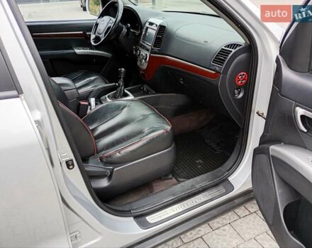 Серый Хендай Санта Фе, объемом двигателя 2.2 л и пробегом 240 тыс. км за 10200 $, фото 4 на Automoto.ua