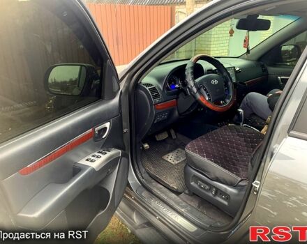 Серый Хендай Санта Фе, объемом двигателя 2.2 л и пробегом 230 тыс. км за 9799 $, фото 5 на Automoto.ua