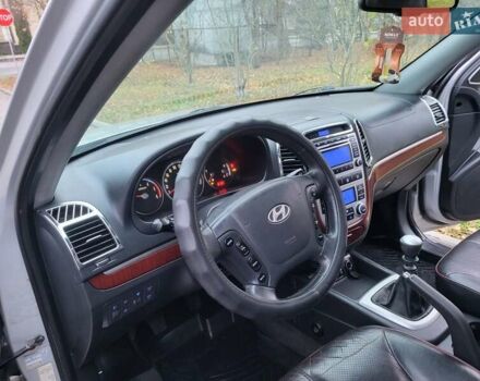 Серый Хендай Санта Фе, объемом двигателя 2.19 л и пробегом 252 тыс. км за 10300 $, фото 88 на Automoto.ua
