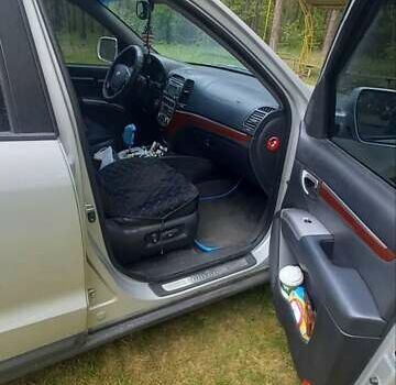 Серый Хендай Санта Фе, объемом двигателя 2.7 л и пробегом 238 тыс. км за 9800 $, фото 4 на Automoto.ua