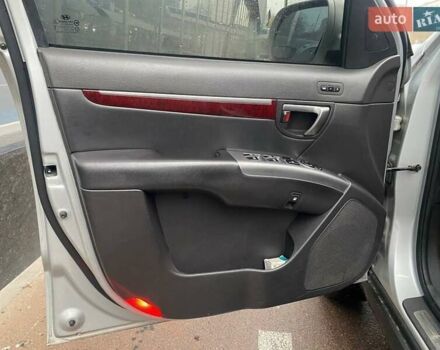 Серый Хендай Санта Фе, объемом двигателя 2 л и пробегом 270 тыс. км за 11900 $, фото 14 на Automoto.ua