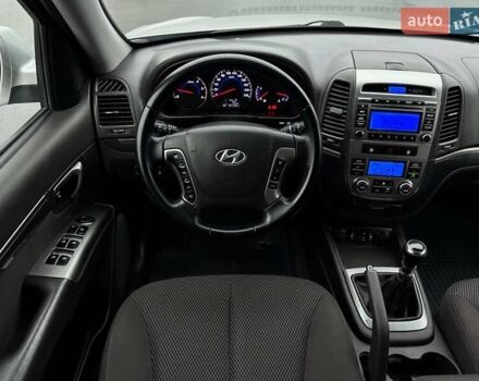 Серый Хендай Санта Фе, объемом двигателя 2.2 л и пробегом 260 тыс. км за 11800 $, фото 10 на Automoto.ua