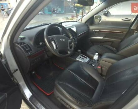 Серый Хендай Санта Фе, объемом двигателя 2 л и пробегом 250 тыс. км за 10800 $, фото 1 на Automoto.ua