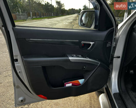 Серый Хендай Санта Фе, объемом двигателя 2.2 л и пробегом 235 тыс. км за 12900 $, фото 20 на Automoto.ua